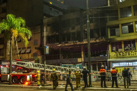 Incêndio em pensão de Porto Alegre mata dez pessoas