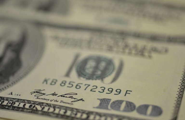 Dólar estende ganhos e supera os R$ 5,27 com temores sobre fiscal e Fed