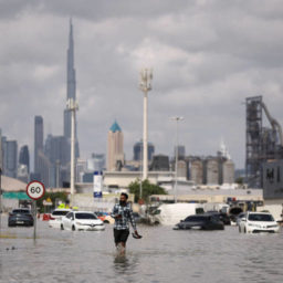 Dubai tenta voltar à normalidade após alagamentos causados por chuva histórica