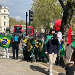 Fórum em Londres com ministros do STF atrai protesto bolsonarista contra Moraes