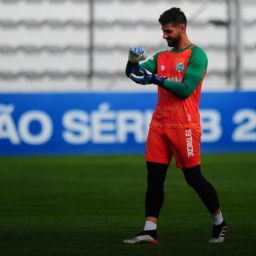 Goleiro brasileiro é agredido por torcedor rival durante jogo em Portugal