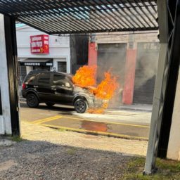 Carro fica destruído em incêndio na Prudente de Moraes, Centro de Marília
