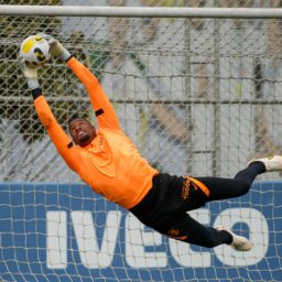 Indefinição sobre Cássio pode dar sobrevida a goleiro Carlos Miguel no Corinthians