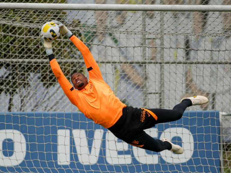 Indefinição sobre Cássio pode dar sobrevida a goleiro Carlos Miguel no Corinthians