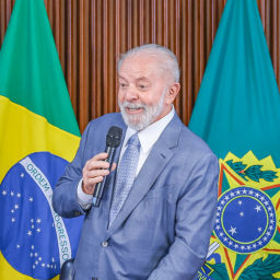 Lula troca afagos com Paes e rebate crítica de que ‘está fazendo o mesmo’