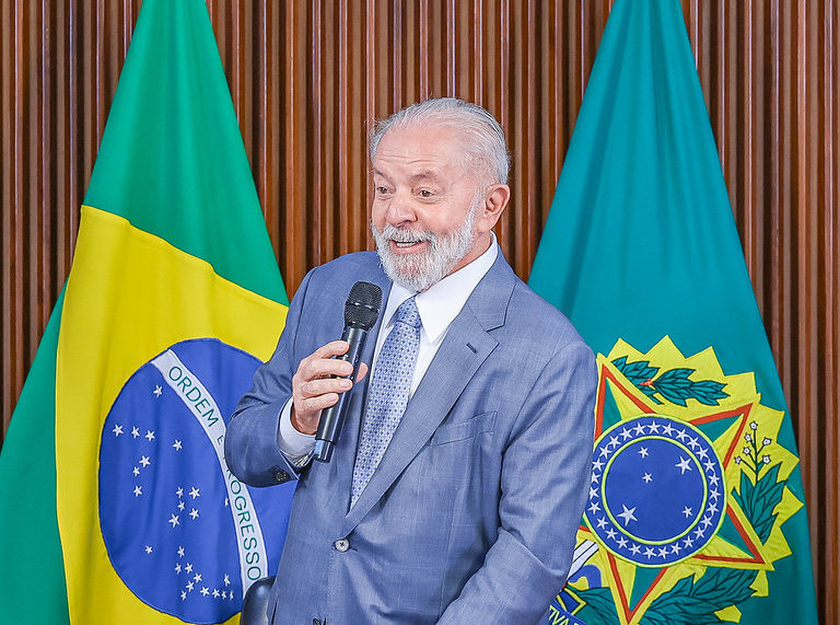 Lula troca afagos com Paes e rebate crítica de que ‘está fazendo o mesmo’