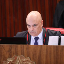 Moraes chama desinformação de ‘mal do século 21’ e firma acordos contra fake news