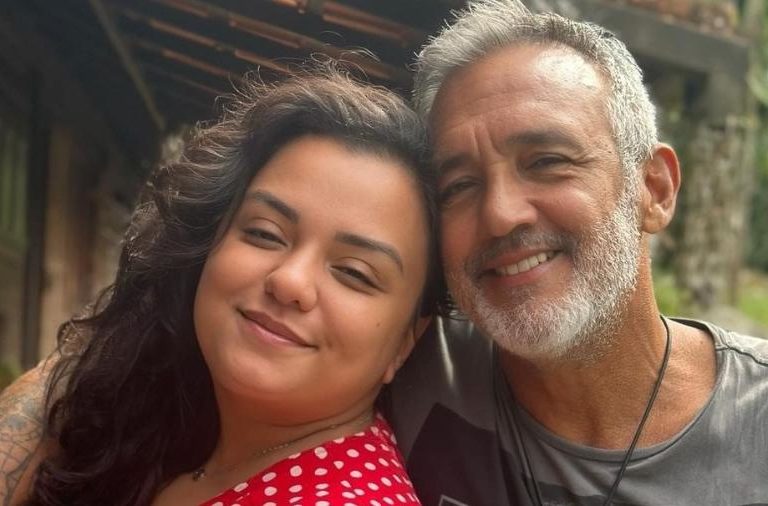 Papinha, diretor vencedor do Emmy, prepara série LGBTQIA+ ao lado da filha