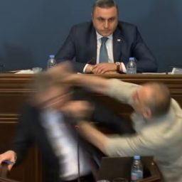 Parlamentares da Geórgia trocam socos durante discussão de lei polêmica