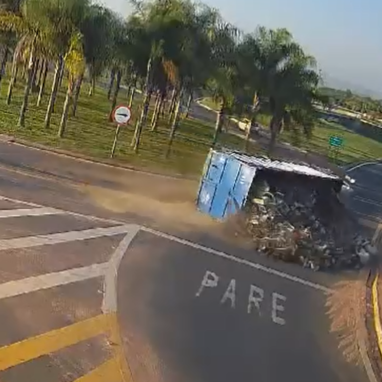 Caminhão com sucata tomba; estudantes correm e evitam tragédia em Vera Cruz