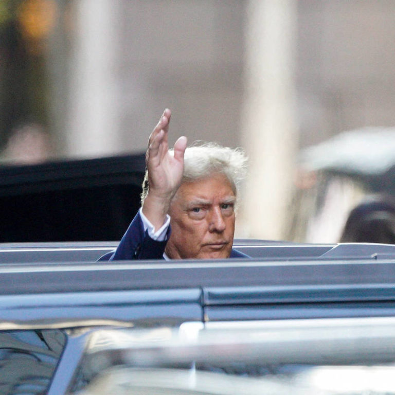 Ex-presidente Donald Trump chega a tribunal de NY e diz que julgamento é ataque aos EUA