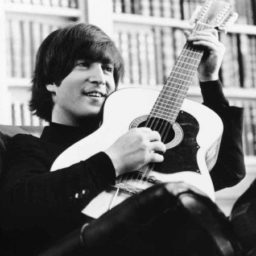 Violão de Jonh Lennon perdido há 50 anos é encontrado e vai a leilão