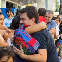 Vinicius Camarinha cumprimenta famílias no desfile cívico e critica saúde municipal