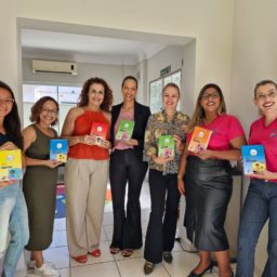 Direitos Humanos de Marília entrega livros em Libras ao Cemaee Professora Yvone Gonçalves