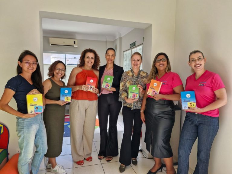 Direitos Humanos de Marília entrega livros em Libras ao Cemaee Professora Yvone Gonçalves