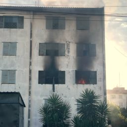 Incêndio em prédio da CDHU mobiliza o Corpo de Bombeiros na zona sul