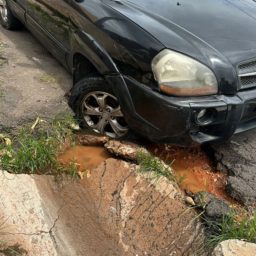 Motorista é surpreendida por cratera na guia da rua Olar Durigheto no Parque São Jorge