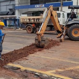 Avenida Sampaio Vidal fica cheia de lama após obra para instalação de bebedouro
