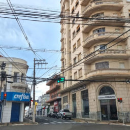 Emaranhado de cabos prejudica estética urbana e atrapalha até motoristas em Marília