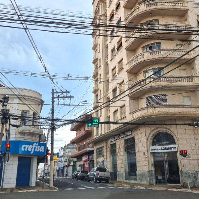 Emaranhado de cabos prejudica estética urbana e atrapalha até motoristas em Marília