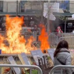 Homem ateia fogo em si mesmo diante do tribunal do julgamento de Trump