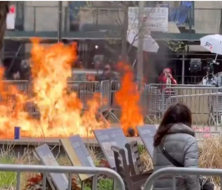 Homem ateia fogo em si mesmo diante do tribunal do julgamento de Trump