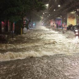 Chuva põe São Paulo em estado de atenção, causa alagamentos e piora trânsito