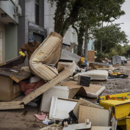 Centro de Porto Alegre vira cenário de lixo e entulho após baixa da cheia