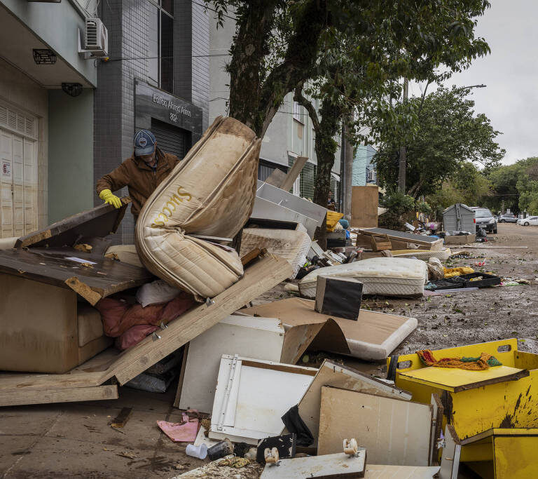 Centro de Porto Alegre vira cenário de lixo e entulho após baixa da cheia