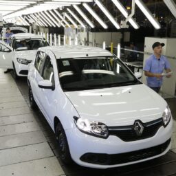 Greve na Renault do Paraná paralisa a produção de 7.200 carros