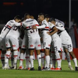 São Paulo derruba Talleres em noite tensa com golaço e passa em 1° de grupo