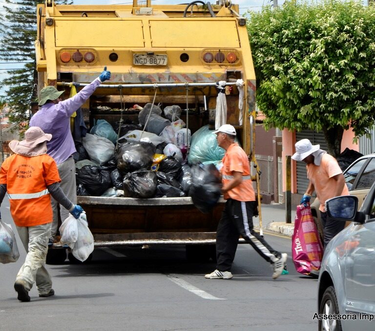 Marília tem coleta de lixo normal neste sábado, feriado do Dia de Finados