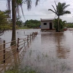 Colômbia tem inundações após rompimento de dique e fortes chuvas