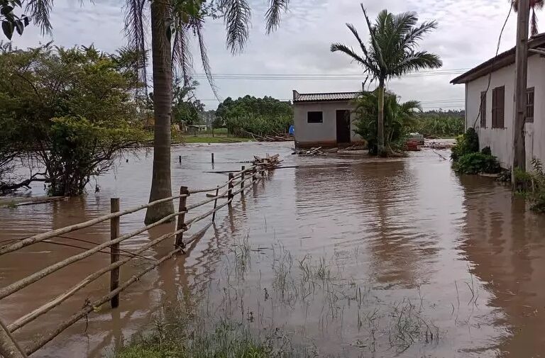 Colômbia tem inundações após rompimento de dique e fortes chuvas