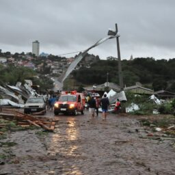 RS tem 860 mil imóveis sem água e 350 mil sem energia após temporais