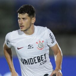 Titular ‘sem querer’, Hugo supera timidez e vira exemplo no Corinthians