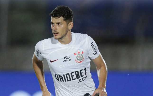 Titular ‘sem querer’, Hugo supera timidez e vira exemplo no Corinthians