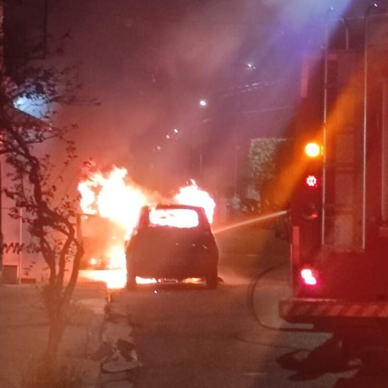 Incêndio destrói carro na zona oeste de Marília