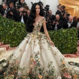 Katy Perry aparece no Met Gala em imagens geradas por IA que enganam fãs