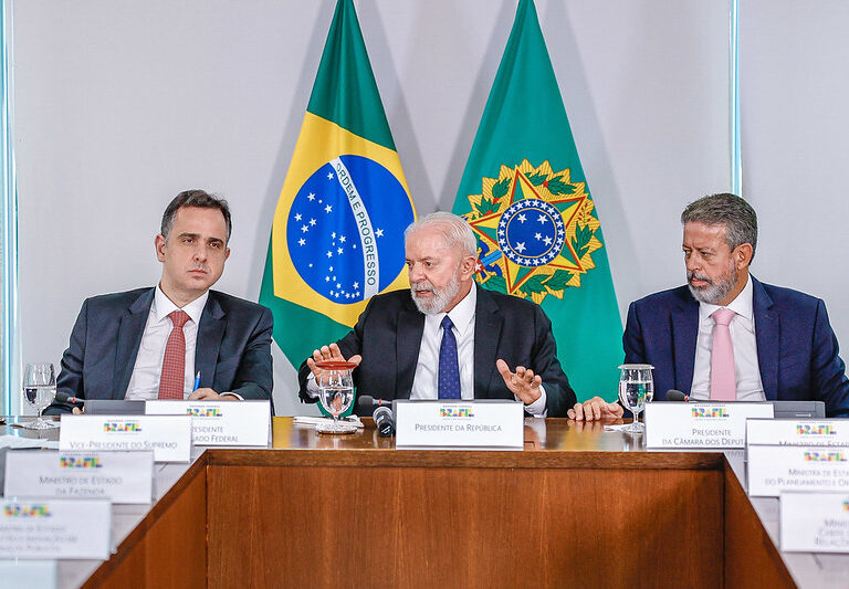 Lula diz que pode importar feijão e arroz para segurar inflação, após tragédia no RS