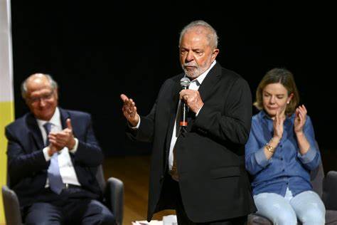 Governo Lula assina acordo com plataformas contra fake news sobre tragédia no RS