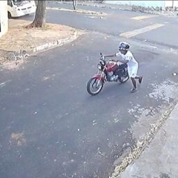 Motocicleta furtada é recuperada; vítima é comunicada pela PM antes de perceber o crime