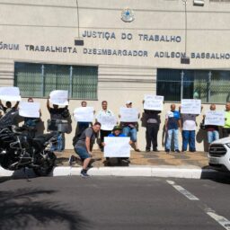 Protesto em frente à Justiça do Trabalho cobra 11 anos de hiato sem acertos trabalhistas