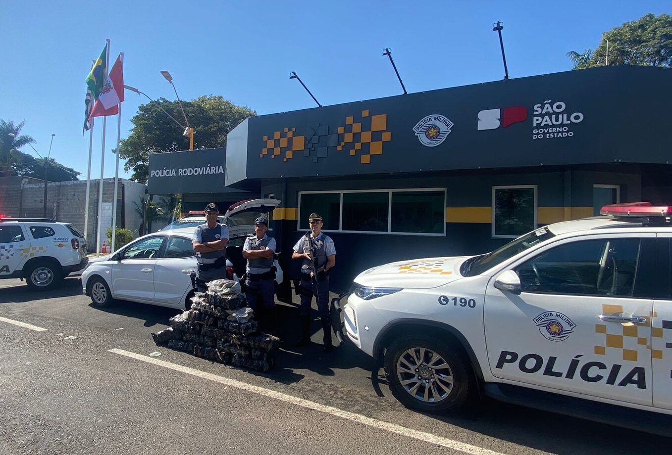 Traficante De Super Maconha Tenta Driblar A Polícia Com Carro Alugado