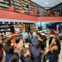 Estudantes da rede pública descobrem espaços interativos e literários na Biblioteca Municipal