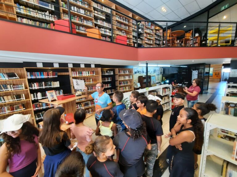 Estudantes da rede pública descobrem espaços interativos e literários na Biblioteca Municipal