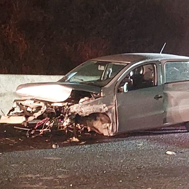 Acidente no Contorno deixa dois feridos, carro destruído e sem o motor em Marília