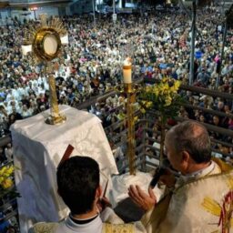 Missa e procissão de Corpus Christi atraem milhares de fiéis em Marília