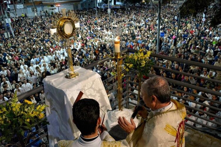 Missa e procissão de Corpus Christi atraem milhares de fiéis em Marília
