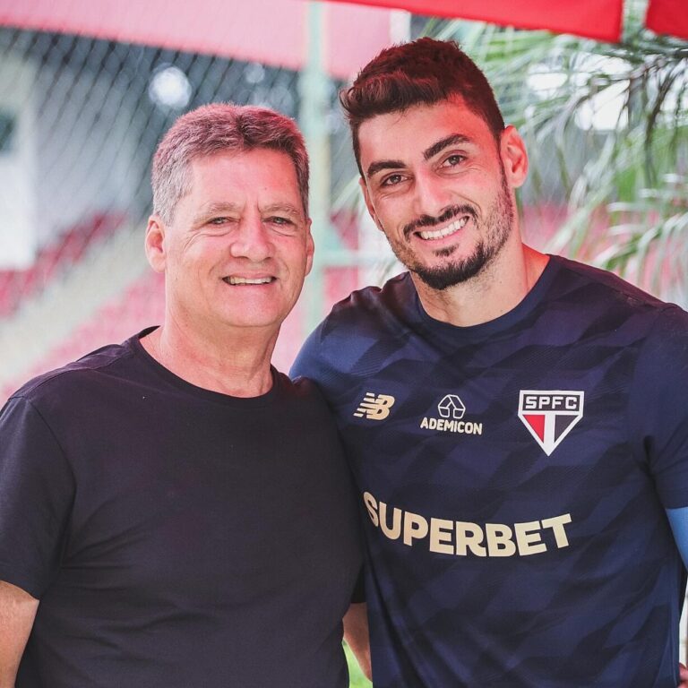 Rafael recebe a visita do pai e celebra convocação para a Copa América